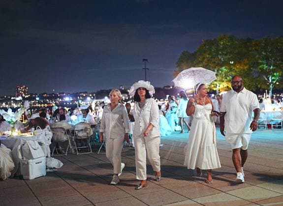 Diner en Blanc returns to New York City NEW YORK, UNITED STATES - OCTOBER 01: Thousands of guests dressed in white attend a Diner en Blanc New York City event on Thursday evening, October 1, 2026, in New York, United States. Selcuk Acar Anadolu New York United States. Editorial use only. Please get in touch for any other usage.  Copyright: x2026xAnadoluxSelcukxAcarx