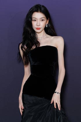 Messika Spring Summer 2027 Fashion Show During Paris Fashion Week: Celebrity Arrivals—Mengling Yi 460109 October 1, 2026, Paris, France  Copyright: xSebastienxFremontx xStarfacex STAR_460109_013