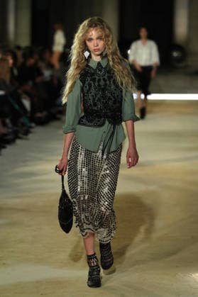 PFW - Isabel Marant Runway A model walks the runway during the Balmain Womenswear Spring Summer 2027 show as part of Paris Fashion Week on September 30, 2026 in Paris, France. Photo by Alain-Gil Gonzalez ABACAPRESS.COM Paris France  Copyright: xGonzalezxAlain-Gil ABACAx