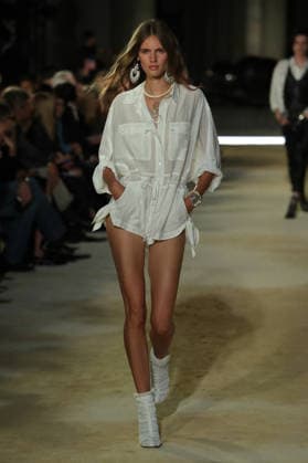 PFW - Isabel Marant Runway A model walks the runway during the Balmain Womenswear Spring Summer 2027 show as part of Paris Fashion Week on September 30, 2026 in Paris, France. Photo by Alain-Gil Gonzalez ABACAPRESS.COM Paris France  Copyright: xGonzalezxAlain-Gil ABACAx