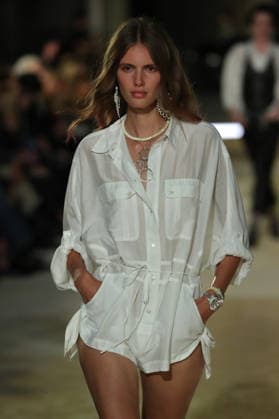 PFW - Isabel Marant Runway A model walks the runway during the Balmain Womenswear Spring Summer 2027 show as part of Paris Fashion Week on September 30, 2026 in Paris, France. Photo by Alain-Gil Gonzalez ABACAPRESS.COM Paris France  Copyright: xGonzalezxAlain-Gil ABACAx
