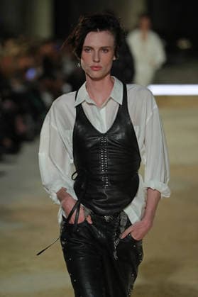 PFW - Isabel Marant Runway A model walks the runway during the Balmain Womenswear Spring Summer 2027 show as part of Paris Fashion Week on September 30, 2026 in Paris, France. Photo by Alain-Gil Gonzalez ABACAPRESS.COM Paris France  Copyright: xGonzalezxAlain-Gil ABACAx