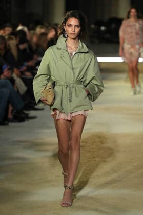 PFW - Isabel Marant Runway A model walks the runway during the Balmain Womenswear Spring Summer 2027 show as part of Paris Fashion Week on September 30, 2026 in Paris, France. Photo by Alain-Gil Gonzalez ABACAPRESS.COM Paris France  Copyright: xGonzalezxAlain-Gil ABACAx
