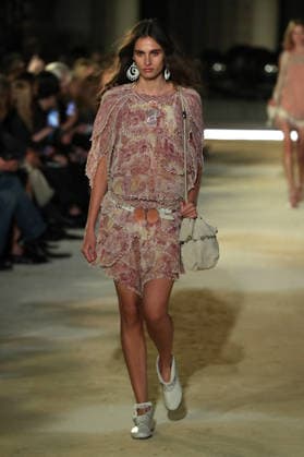 PFW - Isabel Marant Runway A model walks the runway during the Balmain Womenswear Spring Summer 2027 show as part of Paris Fashion Week on September 30, 2026 in Paris, France. Photo by Alain-Gil Gonzalez ABACAPRESS.COM Paris France  Copyright: xGonzalezxAlain-Gil ABACAx