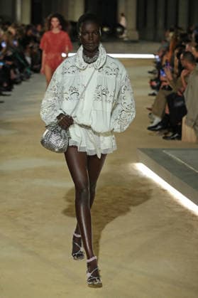 PFW - Isabel Marant Runway A model walks the runway during the Balmain Womenswear Spring Summer 2027 show as part of Paris Fashion Week on September 30, 2026 in Paris, France. Photo by Alain-Gil Gonzalez ABACAPRESS.COM Paris France  Copyright: xGonzalezxAlain-Gil ABACAx