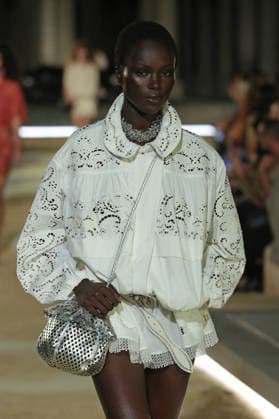 PFW - Isabel Marant Runway A model walks the runway during the Balmain Womenswear Spring Summer 2027 show as part of Paris Fashion Week on September 30, 2026 in Paris, France. Photo by Alain-Gil Gonzalez ABACAPRESS.COM Paris France  Copyright: xGonzalezxAlain-Gil ABACAx