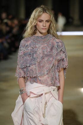 PFW - Isabel Marant Runway A model walks the runway during the Balmain Womenswear Spring Summer 2027 show as part of Paris Fashion Week on September 30, 2026 in Paris, France. Photo by Alain-Gil Gonzalez ABACAPRESS.COM Paris France  Copyright: xGonzalezxAlain-Gil ABACAx