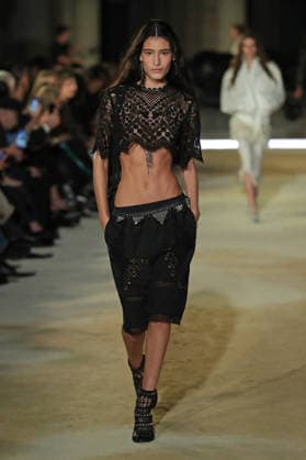 PFW - Isabel Marant Runway A model walks the runway during the Balmain Womenswear Spring Summer 2027 show as part of Paris Fashion Week on September 30, 2026 in Paris, France. Photo by Alain-Gil Gonzalez ABACAPRESS.COM Paris France  Copyright: xGonzalezxAlain-Gil ABACAx