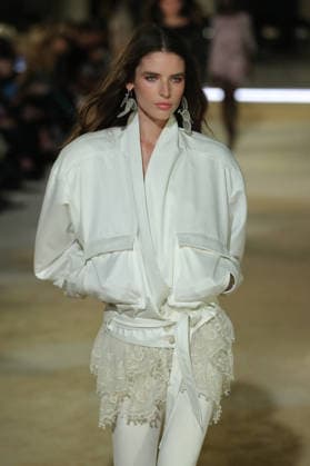 PFW - Isabel Marant Runway A model walks the runway during the Balmain Womenswear Spring Summer 2027 show as part of Paris Fashion Week on September 30, 2026 in Paris, France. Photo by Alain-Gil Gonzalez ABACAPRESS.COM Paris France  Copyright: xGonzalezxAlain-Gil ABACAx