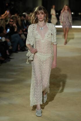 PFW - Isabel Marant Runway A model walks the runway during the Balmain Womenswear Spring Summer 2027 show as part of Paris Fashion Week on September 30, 2026 in Paris, France. Photo by Alain-Gil Gonzalez ABACAPRESS.COM Paris France  Copyright: xGonzalezxAlain-Gil ABACAx