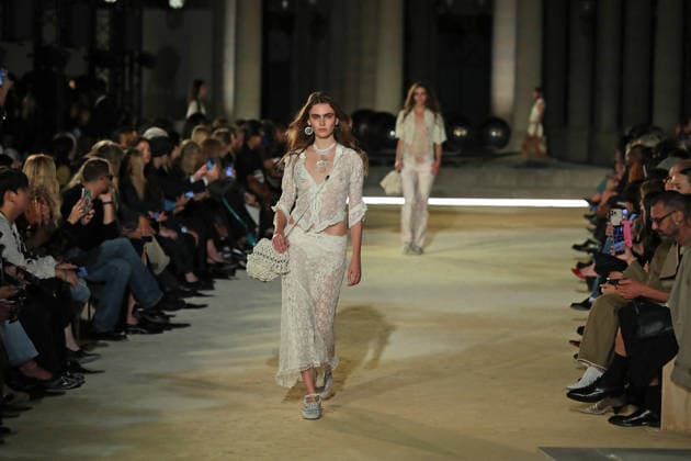 PFW - Isabel Marant Runway A model walks the runway during the Balmain Womenswear Spring Summer 2027 show as part of Paris Fashion Week on September 30, 2026 in Paris, France. Photo by Alain-Gil Gonzalez ABACAPRESS.COM Paris France  Copyright: xGonzalezxAlain-Gil ABACAx