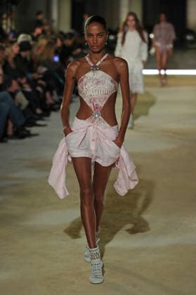 PFW - Isabel Marant Runway A model walks the runway during the Balmain Womenswear Spring Summer 2027 show as part of Paris Fashion Week on September 30, 2026 in Paris, France. Photo by Alain-Gil Gonzalez ABACAPRESS.COM Paris France  Copyright: xGonzalezxAlain-Gil ABACAx