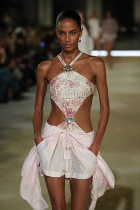 PFW - Isabel Marant Runway A model walks the runway during the Balmain Womenswear Spring Summer 2027 show as part of Paris Fashion Week on September 30, 2026 in Paris, France. Photo by Alain-Gil Gonzalez ABACAPRESS.COM Paris France  Copyright: xGonzalezxAlain-Gil ABACAx