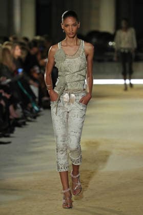 PFW - Isabel Marant Runway A model walks the runway during the Balmain Womenswear Spring Summer 2027 show as part of Paris Fashion Week on September 30, 2026 in Paris, France. Photo by Alain-Gil Gonzalez ABACAPRESS.COM Paris France  Copyright: xGonzalezxAlain-Gil ABACAx