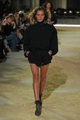 PFW - Isabel Marant Runway A model walks the runway during the Balmain Womenswear Spring Summer 2027 show as part of Paris Fashion Week on September 30, 2026 in Paris, France. Photo by Alain-Gil Gonzalez ABACAPRESS.COM Paris France  Copyright: xGonzalezxAlain-Gil ABACAx