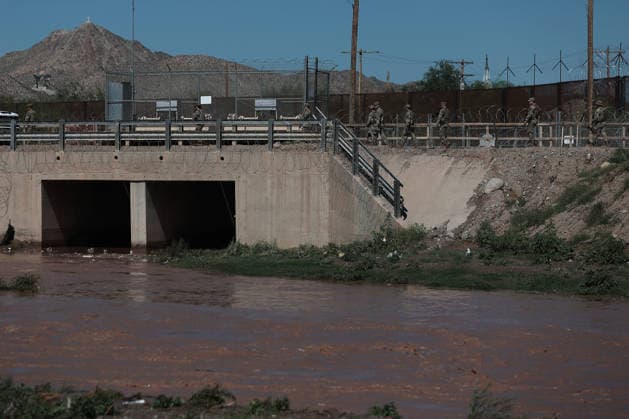 Rising Rio Grande water levels trigger municipal emergency response in Ciudad Juarez CIUDAD JUAREZ, MEXICO - OCTOBER 1: Municipal emergency crews and Civil Protection workers reinforce earthen levees and monitor rising water levels along the Rio Grande in Ciudad Juarez, Mexico, on October 1, 2026. Heavy regional precipitation led to localized flooding across several low-lying municipal sectors, prompting local authorities to deploy continuous monitoring operations along the riverbank. Municipal officials urged residents to avoid high-risk areas, maintain distance from the rising river currents, and adhere strictly to Civil Protection advisories to prevent accidental drownings and property damage across vulnerable border neighborhoods. Chris  Copyright: x2026xAnadoluxChristianxTorresx