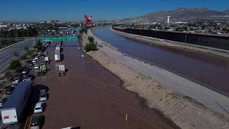 Rising Rio Grande water levels trigger municipal emergency response in Ciudad Juarez CIUDAD JUAREZ, MEXICO - OCTOBER 1: Municipal emergency crews and Civil Protection workers reinforce earthen levees and monitor rising water levels along the Rio Grande in Ciudad Juarez, Mexico, on October 1, 2026. Heavy regional precipitation led to localized flooding across several low-lying municipal sectors, prompting local authorities to deploy continuous monitoring operations along the riverbank. Municipal officials urged residents to avoid high-risk areas, maintain distance from the rising river currents, and adhere strictly to Civil Protection advisories to prevent accidental drownings and property damage across vulnerable border neighborhoods. Chris  Copyright: x2026xAnadoluxChristianxTorresx