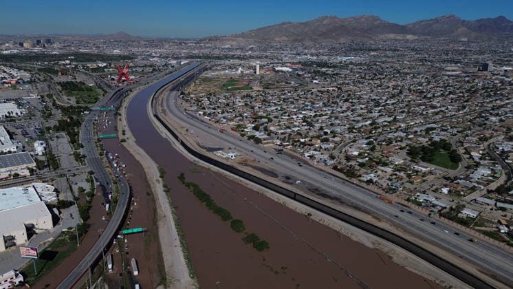 Rising Rio Grande water levels trigger municipal emergency response in Ciudad Juarez CIUDAD JUAREZ, MEXICO - OCTOBER 1: Municipal emergency crews and Civil Protection workers reinforce earthen levees and monitor rising water levels along the Rio Grande in Ciudad Juarez, Mexico, on October 1, 2026. Heavy regional precipitation led to localized flooding across several low-lying municipal sectors, prompting local authorities to deploy continuous monitoring operations along the riverbank. Municipal officials urged residents to avoid high-risk areas, maintain distance from the rising river currents, and adhere strictly to Civil Protection advisories to prevent accidental drownings and property damage across vulnerable border neighborhoods. Chris  Copyright: x2026xAnadoluxChristianxTorresx