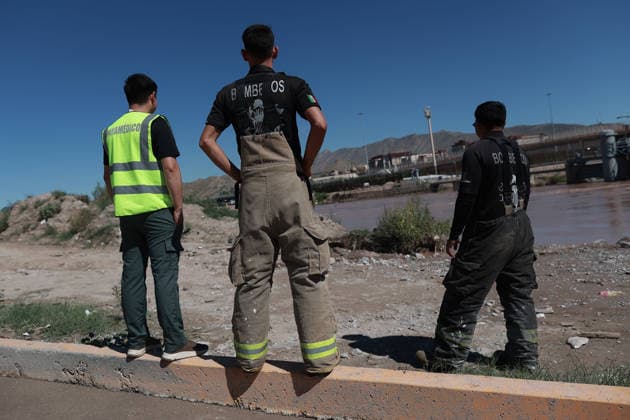 Rising Rio Grande water levels trigger municipal emergency response in Ciudad Juarez CIUDAD JUAREZ, MEXICO - OCTOBER 1: Municipal emergency crews and Civil Protection workers reinforce earthen levees and monitor rising water levels along the Rio Grande in Ciudad Juarez, Mexico, on October 1, 2026. Heavy regional precipitation led to localized flooding across several low-lying municipal sectors, prompting local authorities to deploy continuous monitoring operations along the riverbank. Municipal officials urged residents to avoid high-risk areas, maintain distance from the rising river currents, and adhere strictly to Civil Protection advisories to prevent accidental drownings and property damage across vulnerable border neighborhoods. Chris  Copyright: x2026xAnadoluxChristianxTorresx