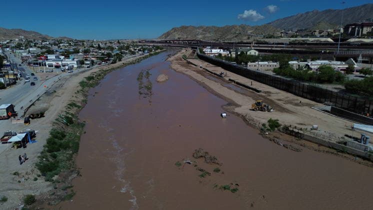 Rising Rio Grande water levels trigger municipal emergency response in Ciudad Juarez CIUDAD JUAREZ, MEXICO - OCTOBER 1: Municipal emergency crews and Civil Protection workers reinforce earthen levees and monitor rising water levels along the Rio Grande in Ciudad Juarez, Mexico, on October 1, 2026. Heavy regional precipitation led to localized flooding across several low-lying municipal sectors, prompting local authorities to deploy continuous monitoring operations along the riverbank. Municipal officials urged residents to avoid high-risk areas, maintain distance from the rising river currents, and adhere strictly to Civil Protection advisories to prevent accidental drownings and property damage across vulnerable border neighborhoods. Chris  Copyright: x2026xAnadoluxChristianxTorresx