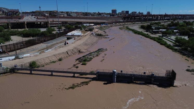 Rising Rio Grande water levels trigger municipal emergency response in Ciudad Juarez CIUDAD JUAREZ, MEXICO - OCTOBER 1: Municipal emergency crews and Civil Protection workers reinforce earthen levees and monitor rising water levels along the Rio Grande in Ciudad Juarez, Mexico, on October 1, 2026. Heavy regional precipitation led to localized flooding across several low-lying municipal sectors, prompting local authorities to deploy continuous monitoring operations along the riverbank. Municipal officials urged residents to avoid high-risk areas, maintain distance from the rising river currents, and adhere strictly to Civil Protection advisories to prevent accidental drownings and property damage across vulnerable border neighborhoods. Chris  Copyright: x2026xAnadoluxChristianxTorresx