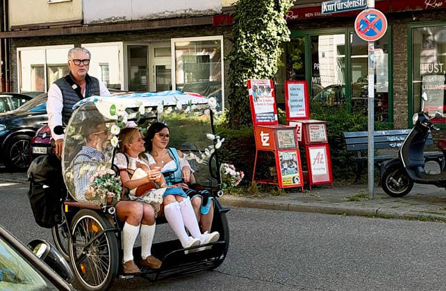 Oktoberfest in München München , Oktoberfest, 1.10.26 Buntes Treiben an den letzen Tagen auf dem Oktoberfest bei herrlichen Sonnenschein bei über 20 Grad Hier ein Rickschafahrer mit Festbesucher in Trachten München Theresienwiese Bayern Deutschland