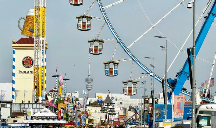 Oktoberfest in München München , Oktoberfest, 1.10.26 Buntes Treiben an den letzen Tagen auf dem Oktoberfest bei herrlichen Sonnenschein bei über 20 Grad Riesenrad mit Fernsehturm München Theresienwiese Bayern Deutschland