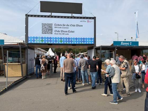 Oktoberfest in München München , Oktoberfest, 1.10.26 Buntes Treiben an den letzen Tagen auf dem Oktoberfest bei herrlichen Sonnenschein bei über 20 Grad Eingang zur Oide Wiesn München Theresienwiese Bayern Deutschland