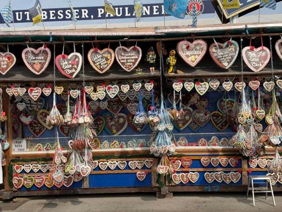 Oktoberfest in München München , Oktoberfest, 1.10.26 Buntes Treiben an den letzen Tagen auf dem Oktoberfest bei herrlichen Sonnenschein bei über 20 Grad Lebkuchenherzenstand München Theresienwiese Bayern Deutschland