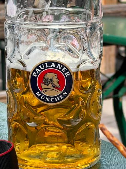 Oktoberfest in München München , Oktoberfest, 1.10.26 Buntes Treiben an den letzen Tagen auf dem Oktoberfest bei herrlichen Sonnenschein bei über 20 Grad Halbvolles Maß Bier Paulaner München Theresienwiese Bayern Deutschland
