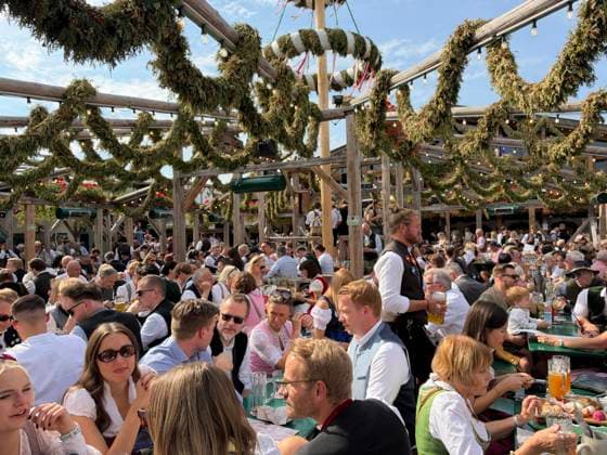 Oktoberfest in München München , Oktoberfest, 1.10.26 Buntes Treiben an den letzen Tagen auf dem Oktoberfest bei herrlichen Sonnenschein bei über 20 Grad Stimmung am Mittag Im Käferzelt München Theresienwiese Bayern Deutschland