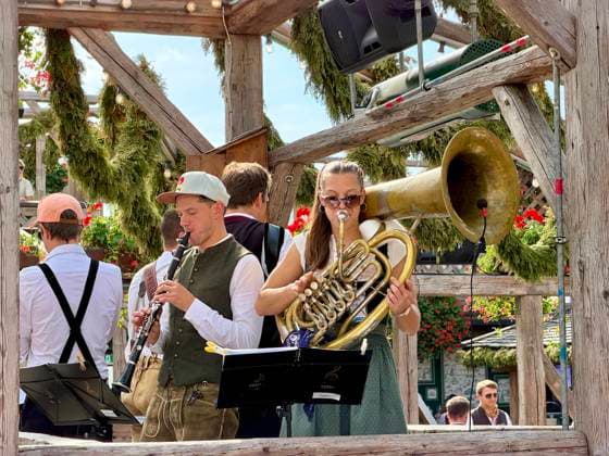 Oktoberfest in München München , Oktoberfest, 1.10.26 Buntes Treiben an den letzen Tagen auf dem Oktoberfest bei herrlichen Sonnenschein bei über 20 Grad Stimmung am Mittag Im Käferzelt mit einer Blaskapelle München Theresienwiese Bayern Deutschland