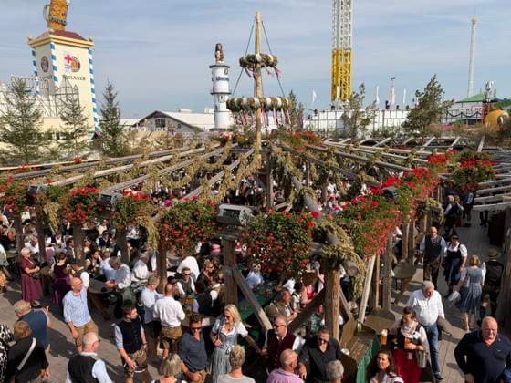 Oktoberfest in München München , Oktoberfest, 1.10.26 Buntes Treiben an den letzen Tagen auf dem Oktoberfest bei herrlichen Sonnenschein bei über 20 Grad Stimmung am Mittag Im Käferzelt München Theresienwiese Bayern Deutschland