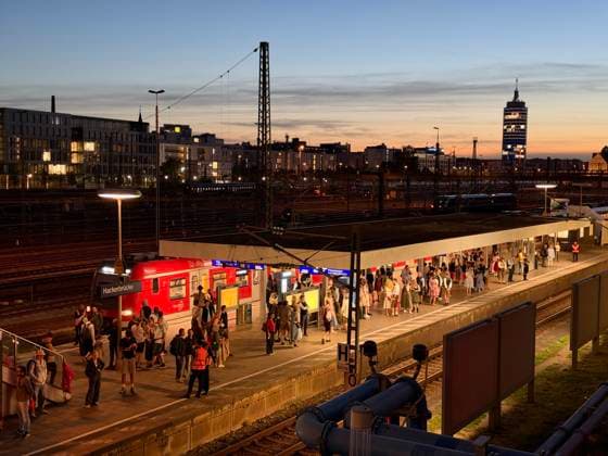 Nah-und Fernverkehr im Hbf München Hackerbrücke München ,Hauptbahnhof 1.10.26 Nah-und Fernverkehr der DB S-Bahn mit Gästen vom Oktoberfest an Der Hackerbrücke München Hauptbahnhof Bayern Deutschland