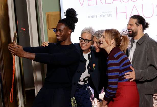 Eugene Boateng, Regisseurin und Drehbuchautorin Doris Dörrie, Angela Winkler, Laura Tonke, Josef Ellers, Deutschland, Berlin, Special Screening in Berlin von FRAU WINKLER VERLÄSST DAS HAUS