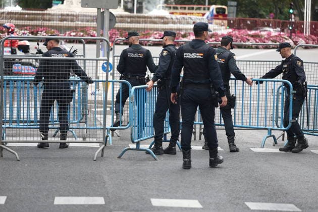 Police Set Up Barriers at the Entrance to Congress Following Announcement by Protesters Camped at Puerta del Sol That They Will Protest During the Plenary Session National Police officers set up barriers around the perimeter of the Congress of Deputies on October 2, 2026, in Madrid, Spain. The National Police have increased security and erected barriers at the entrance to the Congress of Deputies following an announcement by social groups camped out at Puerta del Sol that they will gather near the Lower House to demand the approval of housing decrees. OCT 2RE 2026 Madrid, Madrid, Spain  Copyright: xEduardoxParrax 7814347