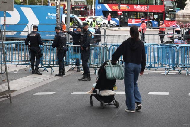 Police Set Up Barriers at the Entrance to Congress Following Announcement by Protesters Camped at Puerta del Sol That They Will Protest During the Plenary Session National Police officers set up barriers around the perimeter of the Congress of Deputies on October 2, 2026, in Madrid, Spain. The National Police have increased security and erected barriers at the entrance to the Congress of Deputies following an announcement by social groups camped out at Puerta del Sol that they will gather near the Lower House to demand the approval of housing decrees. OCT 2RE 2026 Madrid, Madrid, Spain  Copyright: xEduardoxParrax 7814348