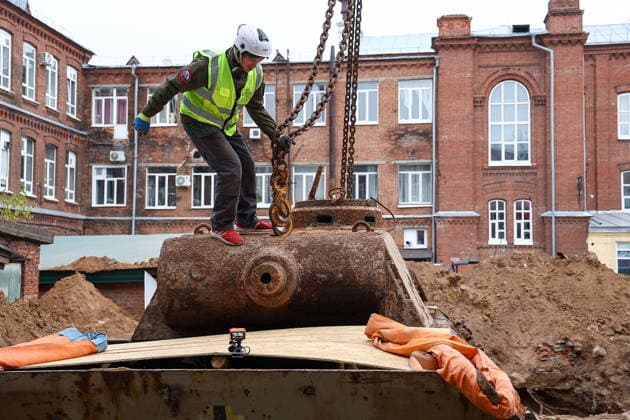 RUSSIA, KAZAN - OCTOBER 2, 2026: A man prepares to lift a WWII-era Panzerkampfwagen V Panther tank discovered in the course of construction works and excavated from the courtyard of Kazan National Research Technological University. The tank served as a detonation pit for testing explosive substances and pyrotechnic compounds in post-war years. Yegor Aleyev TASS  98658246