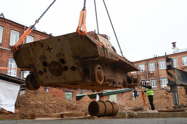 RUSSIA, KAZAN - OCTOBER 2, 2026: A crane lifts a WWII-era Panzerkampfwagen V Panther tank discovered in the course of construction works and excavated from the courtyard of Kazan National Research Technological University. The tank served as a detonation pit for testing explosive substances and pyrotechnic compounds in post-war years. Yegor Aleyev TASS  98658322