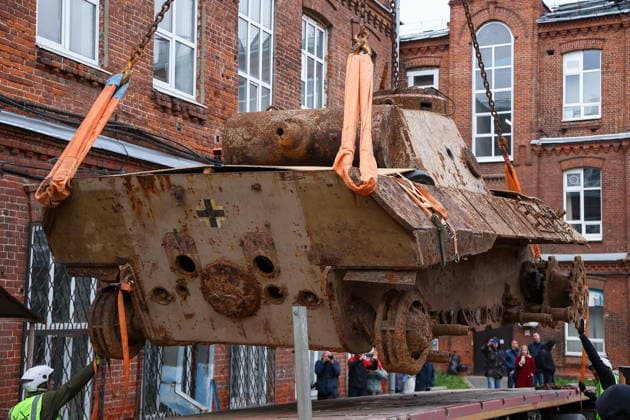 RUSSIA, KAZAN - OCTOBER 2, 2026: A crane lifts a WWII-era Panzerkampfwagen V Panther tank discovered in the course of construction works and excavated from the courtyard of Kazan National Research Technological University. The tank served as a detonation pit for testing explosive substances and pyrotechnic compounds in post-war years. Yegor Aleyev TASS  98658391