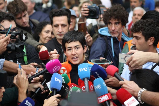 Protests Outside Congress Ahead of the Vote on Housing Decrees Alicia del Rio, spokesperson for the Madrid Tenants’ Union, speaks to the media during a housing protest outside the Congress of Deputies on October 2, 2026, in Madrid, Spain. The Madrid Tenants’ Union has organized a protest outside the Congress of Deputies to demand a vote in favor of the two housing decrees proposed by the government this week. OCTOBER 2, 2026 Alejandro Martínez Vé Madrid, Madrid, Spain  Copyright: xAlejandroxMartinezxVÃ lezx 7814417