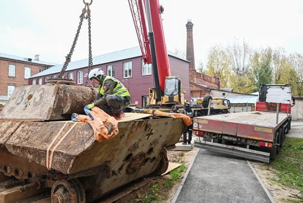 Russia WWII German Tank Discovery 9255963 02.10.2026 A German Panzerkampfwagen V Panther tank from World War II, found underground during construction work at Kazan National Research Technological University, is loaded onto a platform for transport to a restoration facility before being transferred to a museum in Kazan, Republic of Tatarstan, Russia. The tank was previously used as a laboratory for testing explosives. Maksim Bogodvid Sputnik Kazan Republic of Tatarstan Russia  Copyright: xMaksimxBogodvidx