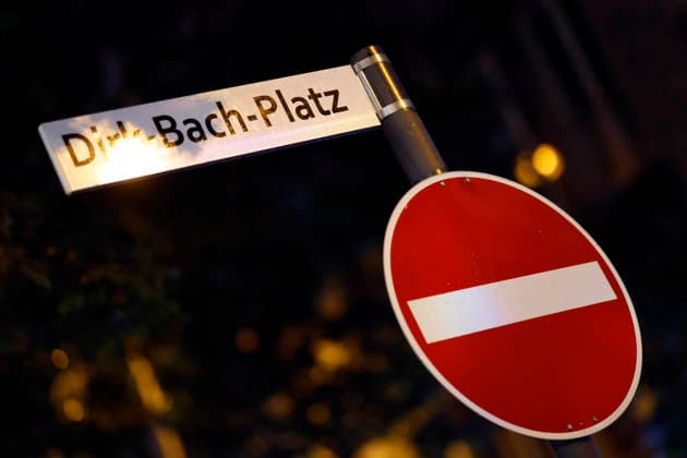 Das Straßenschild des Dirk-Bach-Platz bei der Community-Einweihung des Dirk-Bach-Platz neben der Oper in Köln. Köln, 01.10.2026 NRW Deutschland Copyright: xChristophxHardtx