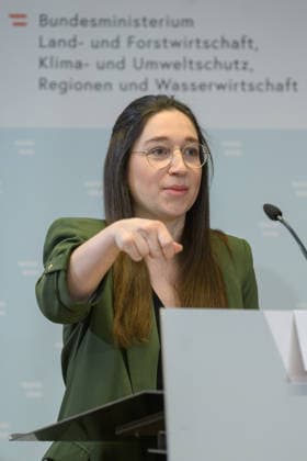 photonews.at - Wien, 02.10.2026. Die Bundesregierung stellt den Begutachtungsentwurf für das neue Wasserentnahmeregister vor. Das Register soll die Daten über relevante Wasserentnahmen verbessern und damit die langfristige Planung und Sicherung der Wasserversorgung unterstützen. PHOTO: Umweltsprecherin der SPÖ Julia Herr Presentation of the draft regulation for Austria’s new water abstraction register, aimed at improving data on significant water withdrawals and supporting long-term water management. Wasserversorgung, Wasserwirtschaft, Grundwasser, Oberflächenwasser, Wasserknappheit, Dürre, Klimawandel Wasserressourcen, Nachhaltigkeit, Wasserbücher, Digitalisierung Präsentation des Wasserentnahmeregisters
