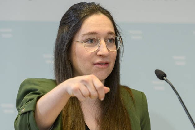 photonews.at - Wien, 02.10.2026. Die Bundesregierung stellt den Begutachtungsentwurf für das neue Wasserentnahmeregister vor. Das Register soll die Daten über relevante Wasserentnahmen verbessern und damit die langfristige Planung und Sicherung der Wasserversorgung unterstützen. PHOTO: Umweltsprecherin der SPÖ Julia Herr Presentation of the draft regulation for Austria’s new water abstraction register, aimed at improving data on significant water withdrawals and supporting long-term water management. Wasserversorgung, Wasserwirtschaft, Grundwasser, Oberflächenwasser, Wasserknappheit, Dürre, Klimawandel Wasserressourcen, Nachhaltigkeit, Wasserbücher, Digitalisierung Präsentation des Wasserentnahmeregisters