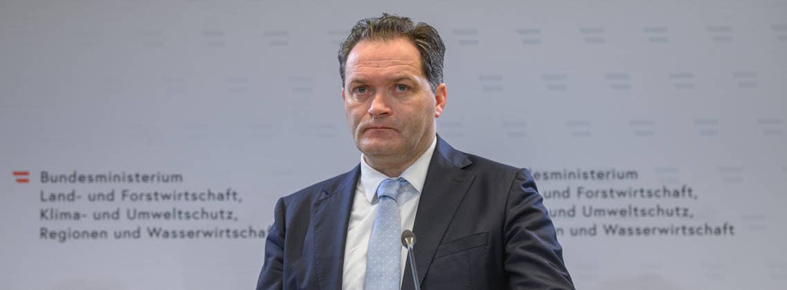 photonews.at - Wien, 02.10.2026. Die Bundesregierung stellt den Begutachtungsentwurf für das neue Wasserentnahmeregister vor. Das Register soll die Daten über relevante Wasserentnahmen verbessern und damit die langfristige Planung und Sicherung der Wasserversorgung unterstützen. PHOTO: Landwirtschaftsminister Norbert Totschnig (ÖVP) Presentation of the draft regulation for Austria’s new water abstraction register, aimed at improving data on significant water withdrawals and supporting long-term water management. Wasserversorgung, Wasserwirtschaft, Grundwasser, Oberflächenwasser, Wasserknappheit, Dürre, Klimawandel Wasserressourcen, Nachhaltigkeit, Wasserbücher, Digitalisierung Präsentation des Wasserentnahmeregisters