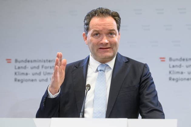 photonews.at - Wien, 02.10.2026. Die Bundesregierung stellt den Begutachtungsentwurf für das neue Wasserentnahmeregister vor. Das Register soll die Daten über relevante Wasserentnahmen verbessern und damit die langfristige Planung und Sicherung der Wasserversorgung unterstützen. PHOTO: Landwirtschaftsminister Norbert Totschnig (ÖVP) Presentation of the draft regulation for Austria’s new water abstraction register, aimed at improving data on significant water withdrawals and supporting long-term water management. Wasserversorgung, Wasserwirtschaft, Grundwasser, Oberflächenwasser, Wasserknappheit, Dürre, Klimawandel Wasserressourcen, Nachhaltigkeit, Wasserbücher, Digitalisierung Präsentation des Wasserentnahmeregisters
