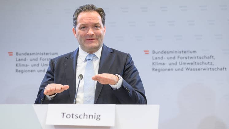 photonews.at - Wien, 02.10.2026. Die Bundesregierung stellt den Begutachtungsentwurf für das neue Wasserentnahmeregister vor. Das Register soll die Daten über relevante Wasserentnahmen verbessern und damit die langfristige Planung und Sicherung der Wasserversorgung unterstützen. PHOTO: Landwirtschaftsminister Norbert Totschnig (ÖVP) Presentation of the draft regulation for Austria’s new water abstraction register, aimed at improving data on significant water withdrawals and supporting long-term water management. Wasserversorgung, Wasserwirtschaft, Grundwasser, Oberflächenwasser, Wasserknappheit, Dürre, Klimawandel Wasserressourcen, Nachhaltigkeit, Wasserbücher, Digitalisierung Präsentation des Wasserentnahmeregisters