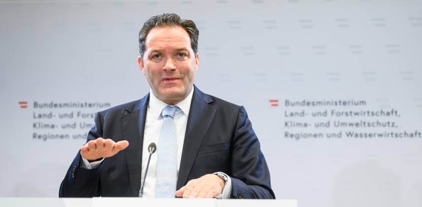 photonews.at - Wien, 02.10.2026. Die Bundesregierung stellt den Begutachtungsentwurf für das neue Wasserentnahmeregister vor. Das Register soll die Daten über relevante Wasserentnahmen verbessern und damit die langfristige Planung und Sicherung der Wasserversorgung unterstützen. PHOTO: Landwirtschaftsminister Norbert Totschnig (ÖVP) Presentation of the draft regulation for Austria’s new water abstraction register, aimed at improving data on significant water withdrawals and supporting long-term water management. Wasserversorgung, Wasserwirtschaft, Grundwasser, Oberflächenwasser, Wasserknappheit, Dürre, Klimawandel Wasserressourcen, Nachhaltigkeit, Wasserbücher, Digitalisierung Präsentation des Wasserentnahmeregisters