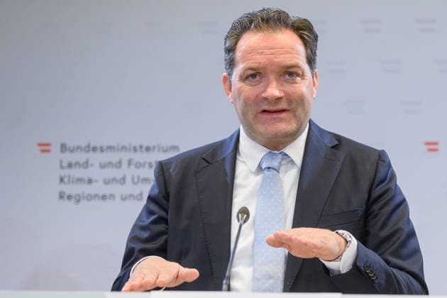 photonews.at - Wien, 02.10.2026. Die Bundesregierung stellt den Begutachtungsentwurf für das neue Wasserentnahmeregister vor. Das Register soll die Daten über relevante Wasserentnahmen verbessern und damit die langfristige Planung und Sicherung der Wasserversorgung unterstützen. PHOTO: Landwirtschaftsminister Norbert Totschnig (ÖVP) Presentation of the draft regulation for Austria’s new water abstraction register, aimed at improving data on significant water withdrawals and supporting long-term water management. Wasserversorgung, Wasserwirtschaft, Grundwasser, Oberflächenwasser, Wasserknappheit, Dürre, Klimawandel Wasserressourcen, Nachhaltigkeit, Wasserbücher, Digitalisierung Präsentation des Wasserentnahmeregisters